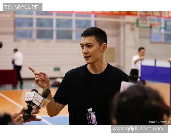 杨鸣与姚明的篮球传奇：从青涩岁月到辉煌成就的心路历程