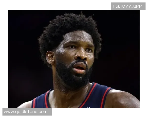 乔尔恩比德如何通过赛场领导力激励球队并推动胜利进程