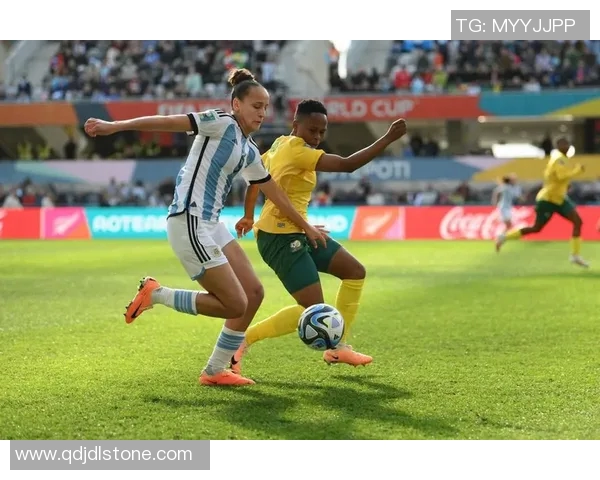 南非足球明星时尚穿搭解析展现个性与魅力的完美结合