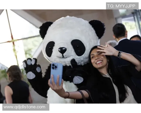 外国足球明星亲密接触熊猫展现友谊与环保意识的精彩瞬间