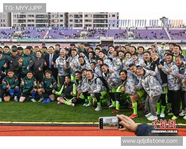 足球明星齐聚一堂献唱感人歌曲展现团结与友谊的精彩瞬间