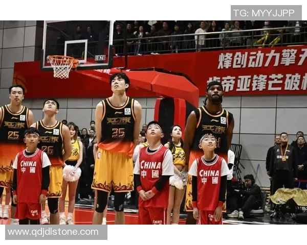 CBA篮球明星与热情粉丝亲密互动温馨瞬间引发全场欢呼